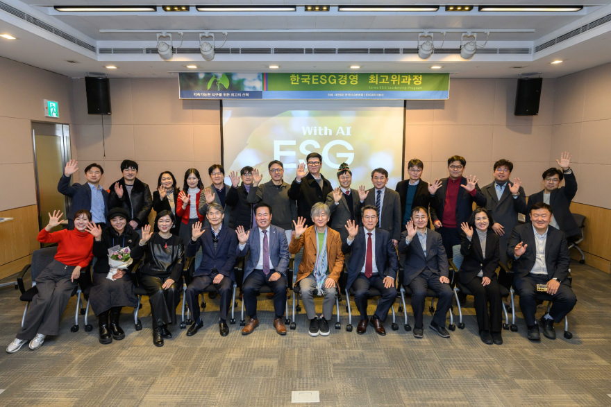 수료식 단체사진.jpeg