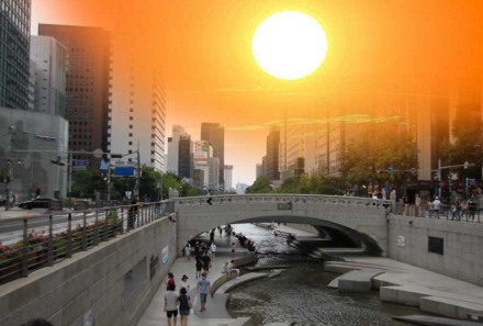 “도심 속 피서지”…청계천 다리 밑 그늘로 몰리는 시민들