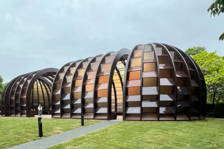 시간 속의 캡슐(A Capsule in Time)... 마리나 타바숨(Marina Tabassum)의 서펜타인 파빌리온 2025(Serpentine Pavilion 2025)