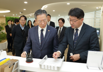 정성호 법무부 장관, 범죄피해자 원스톱 솔루션 센터 방문…지원 체계 점검 및 직원 격려