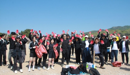 지구의 날 기념 무의도 해변에서 펼쳐진 시민 참여형 친환경 퍼포먼스…“행동으로 만드는 지속가능성”