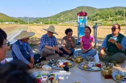 이재명 대통령, 안동 우무실마을서 모내기 체험… 청년 농업인들과 현장 대화