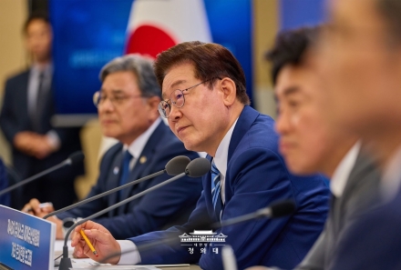 대통령, 취임 1주년 수석보좌관회의서 “선거 끝난 만큼 민생 회복에 힘 모아야”
