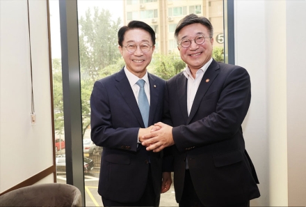 윤호중 행안부 장관, 조정식 국회의장 예방… "민생 법안 조속 처리 협조 요청"