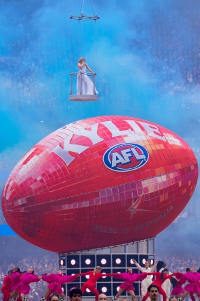 카일리 미노그, 10만 관중 앞 MCG 상공 날았다…AFL 그랜드 파이널 장식