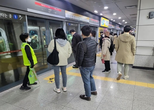 서울시, 9호선 혼잡도 개선 나선다…'24년 초 48칸 증편·운행개시