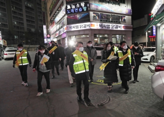 춘천시, 만연한 불법 생활쓰레기 근절 위해 육동한 춘천시장 직접 단속