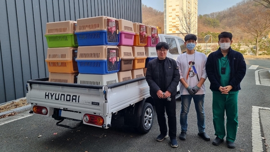 케이메디허브, 유기동물보호소에 동물 운송용 케이지 기증