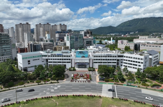 창원특례시, 마산항 내 해양쓰레기 수거 작업에 집게차 투입