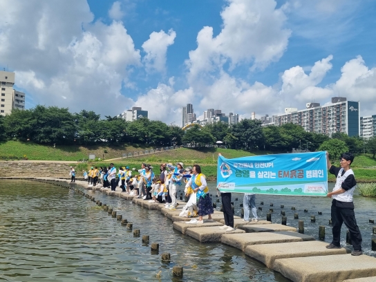 금천구시설관리공단, 대한적십자사 서울특별시지사와 함께 ‘생명을 살리는 EM 흙공 던지기’ 캠페인 진행