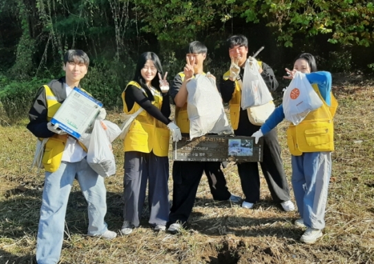 성남시청소년재단, 청년봉사단 이색 탄천 플로깅 봉사 '탄천 그린웨이브' 마쳐