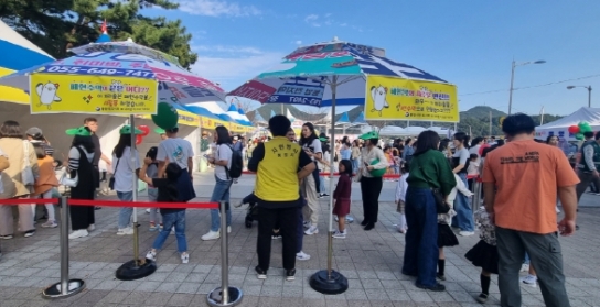통영시, 폐현수막 새활용해 우산, 파라솔로 제작