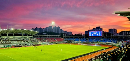 [포토뉴스] 한국 프로축구 2부리그 경기장 위로 붉게 물든 환상적인 노을