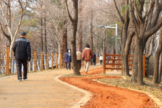 청주시 "신발 아닌 맨발, 도심 속 힐링 황톳길 탄생"