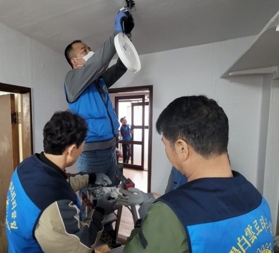 포스코 도배재능봉사단, 광양백운로타리클럽과 광양읍 주거개선 봉사