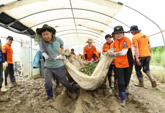 전북소방본부, 민·관 휴일 반납하고 수해 복구에 구슬땀