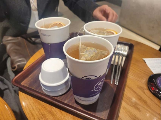 C. B. 커피숍에서 머그컵 요청했더니 "종이컵이면 괜찮다!"... 이건 아니지 않나요?