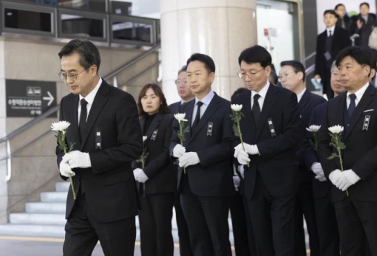 김동연 경기도지사, 제주항공 사고 희생자 조문…“끝까지 함께할 것”