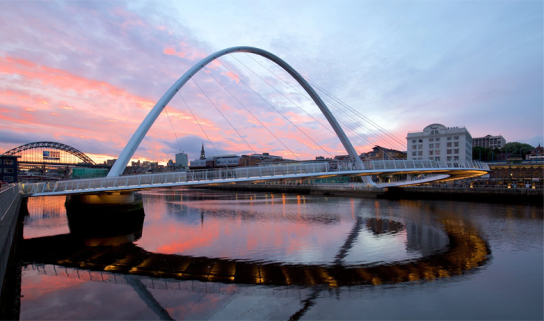 [오윤숙의 건축토크 ③] 게이츠헤드 밀레니엄 브리지 (Gateshead Millennium Bridge) ...움직이는 곡선, 도시를 잇다