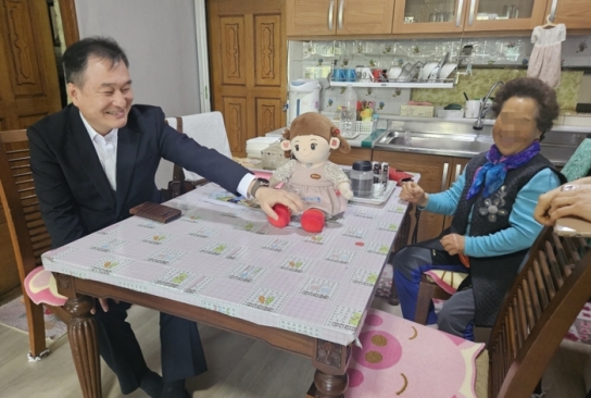 포항시, 어버이날 앞두고 AI 돌봄로봇 점검… “외로움 덜고 안전 더한다”