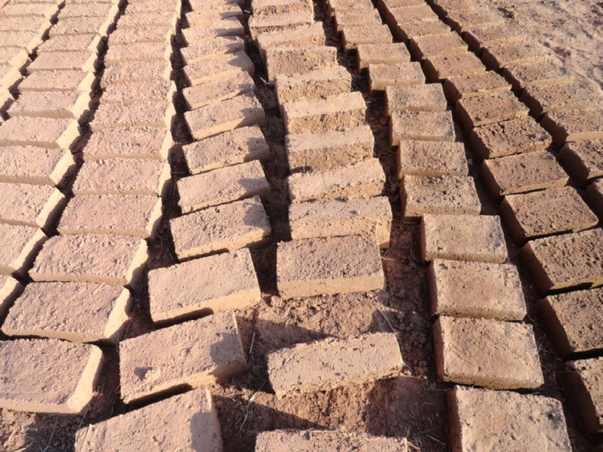ClaybricksfortheAtelierGando_PhotobyKereArchitecture.jpg