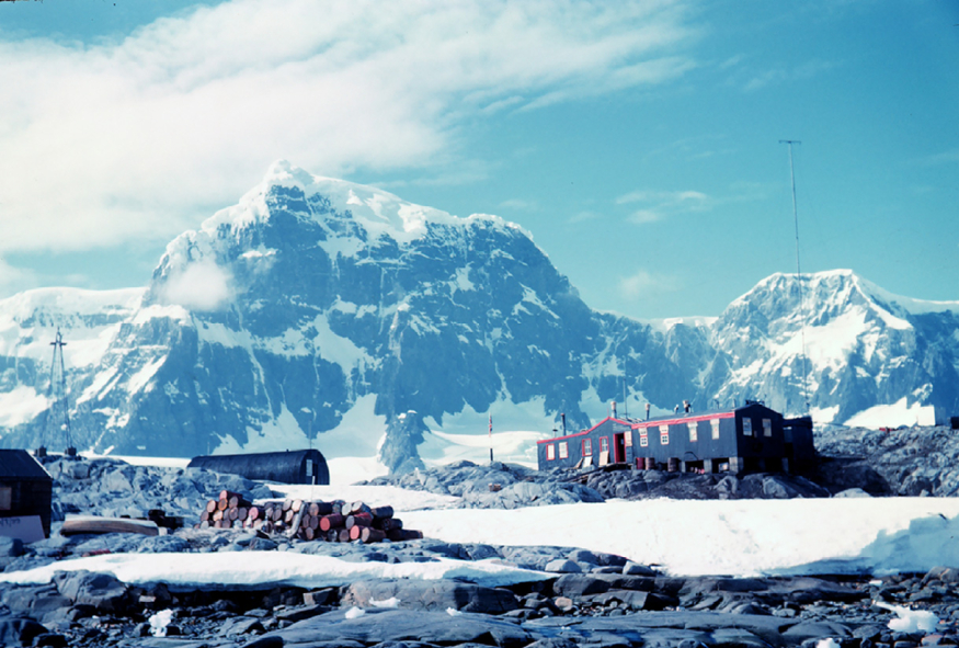 Port_Lockroy_1962년 포트 록로이의 버려진 영국기지- 사진출처 - NOAA미국해양기상청.jpg