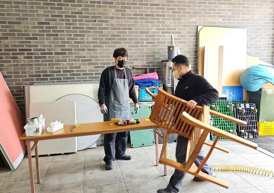 04-1 고장난 가구, 이제 재활용센터에서 무료로 고쳐 쓰세요_사진.jpg
