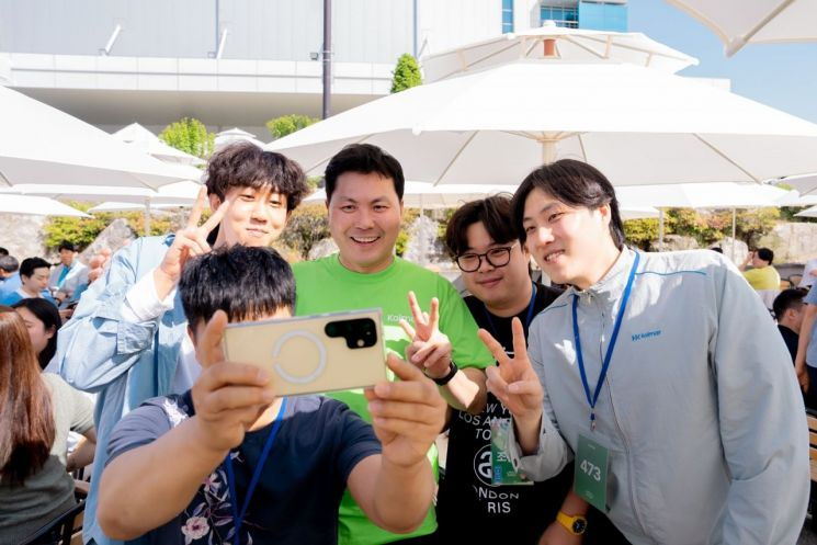 윤상현 \ 타운홀 미팅을 마치고 임직원과 기념촬영.jpg