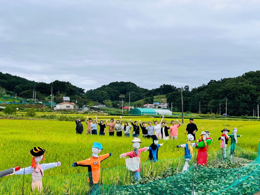 03-3 ‘동화초등학교’제10회 청주시 환경대상에 선정_사진(동화초등학교_재활용품으로 허수아비 만들기).jpg